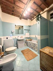La salle de bains est pourvue d'un lavabo, de toilettes et d'une baignoire. dans l'établissement Villa Versilia-Mare e Monti, à Mommio