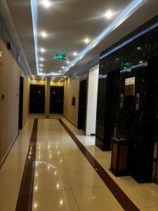 a hallway of a building with a hallwayngth at Ramis Furnished Units in Buraydah