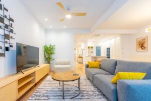 TV a/nebo společenská místnost v ubytování Zurriola Beach Luxury 2 - SSHOUSING