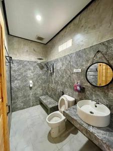 Bilik mandi di โรงแรมสบายดีรีสอร์ท