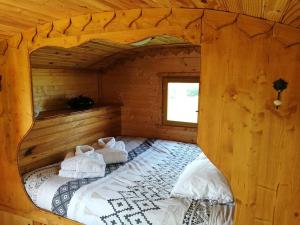 Ένα ή περισσότερα κρεβάτια σε δωμάτιο στο LA ROULOTTE Place Du Bonheur