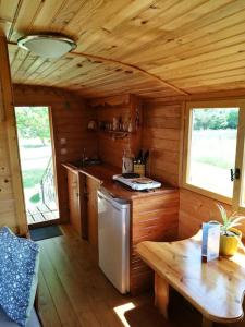 Η κουζίνα ή μικρή κουζίνα στο LA ROULOTTE Place Du Bonheur