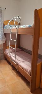 kilka łóżek piętrowych w pokoju w obiekcie Appartamento residence Tartaruga 3 w mieście Castelsardo