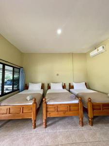 Un pat sau paturi într-o cameră la KHAO KIEOW Hotel โรงแรมเขาเขียว
