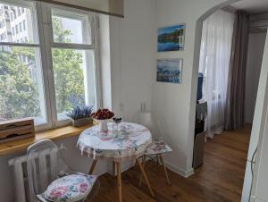 Un comedor con una mesa y dos sillas. en Moonflower residence 4645, en Bishkek 9 fotos más
