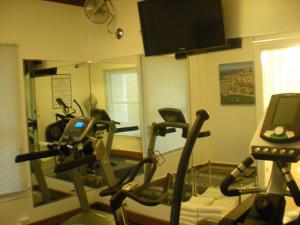 ein Fitnessraum mit zwei Ergometern und einem Spiegel in der Unterkunft Hotel Amari in San Francisco
