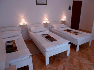 Un pat sau paturi într-o cameră la Guest House Kosec