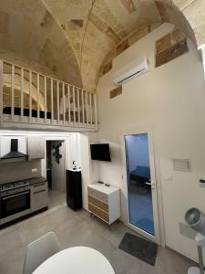 a large room with a kitchen with a ceiling at Messapia Home in Mesagne