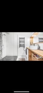 Dapur atau dapur kecil di Séjournez à la maison du bonheur, chambre cosy dans une maison familiale à 2 pas de Paris, Parking privé possible moyennant des frais