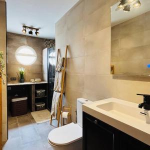 a bathroom with a sink and a toilet at Casa Zeus by SunshineClub in Los Alcázares