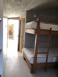 une chambre avec deux lits superposés et un couloir dans l'établissement Casa de campo RELAX, à Santa Rosa de Quives 24 autres photos