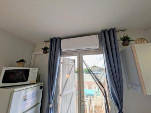 Kuchyňa alebo kuchynka v ubytovaní MARSEILLAN-PLAGE - Studio climatisé avec coin nuit séparé - Terrasse & parking privé
