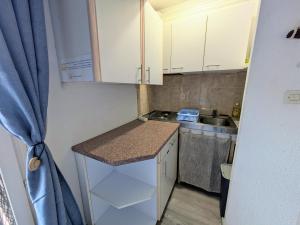 Kuchyňa alebo kuchynka v ubytovaní MARSEILLAN-PLAGE - Studio climatisé avec coin nuit séparé - Terrasse & parking privé