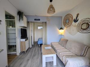 Televízia a/alebo spoločenská miestnosť v ubytovaní MARSEILLAN-PLAGE - Studio climatisé avec coin nuit séparé - Terrasse & parking privé