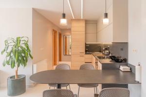 a kitchen and dining room with a table and chairs at Apartamento Serea in Villanueva de Arosa +8 photos