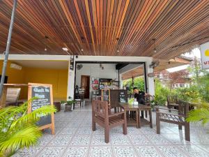 Restaurace v ubytování Vibes Samui Hostel and Cafe'