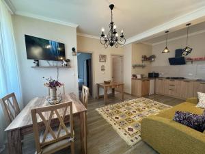 Η κουζίνα ή μικρή κουζίνα στο Baqari Inn