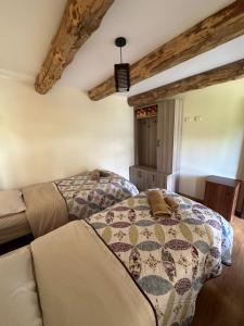 a bedroom with two beds and a couch at Guesthouse Lasharai in Omalo