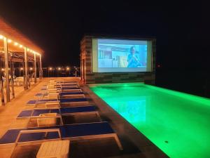 المسبح في Hotel Parangvue أو بالجوار