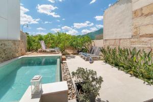 una piscina en el patio trasero de una casa en Townhouse bonany By homevillas360, en Vilafranca de Bonany
