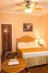 Een bed of bedden in een kamer bij The Durban Hotel Guyana INC.