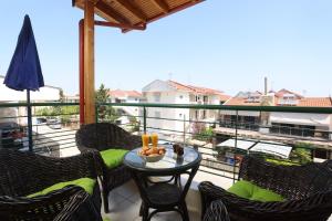 En balkon eller terrasse på Zen Apartment - 2 min walk to Beach, Central Hanioti