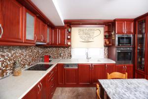 Køkken eller tekøkken på Zen Apartment - 2 min walk to Beach, Central Hanioti + 32 billeder