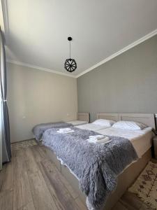 Ένα ή περισσότερα κρεβάτια σε δωμάτιο στο Baqari Inn