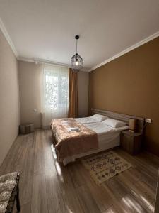 Ένα ή περισσότερα κρεβάτια σε δωμάτιο στο Baqari Inn