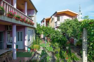 un cortile condominiale con giardino di fronte a due edifici di Shkreli Apartments a Donji Štoj