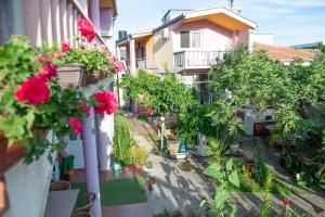 un giardino d'appartamento con fiori e alberi su un balcone di Shkreli Apartments a Donji Štoj