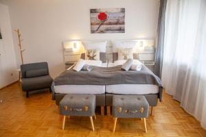 a bedroom with a large bed and a chair at Albview-Apartment1 -zentral-Nähe Klinik-Therme-Agilent in Waldbronn