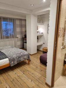 sypialnia z łóżkiem i łazienką w obiekcie Apartament Granat w Zakopanem