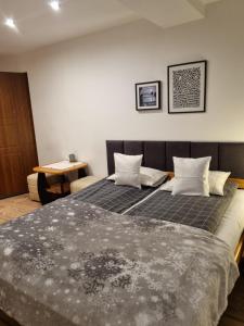 Łóżko lub łóżka w pokoju w obiekcie Apartament Granat