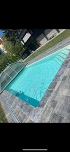 Bazén v ubytování WELLNESS APARTMÁN KAROLÍNA nebo v jeho okolí
