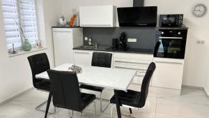 Kuchyň nebo kuchyňský kout v ubytování Neue Wohnung für 4 Küche Terrasse