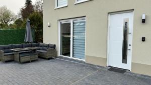 Posezení v ubytování Neue Wohnung für 4 Küche Terrasse