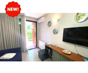 A television and/or entertainment centre at Desenzanoloft Official Partner MARRIOTT Homes & Villas - Dolce vita with Garden and Pools