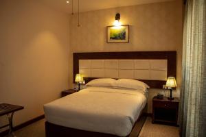 Letto o letti in una camera di RATNA HOTEL
