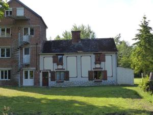 an old brick house with a grass yard at Duplex 4 personnes La Calypso in Blangy-sur-Bresle