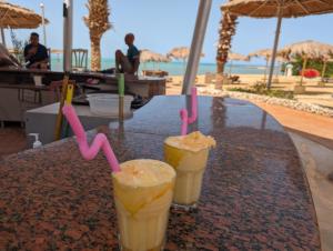 twee drankjes op een tafel naast het strand bij Apartment in Hurghada direkt am Strand Kite Surfing in Hurghada