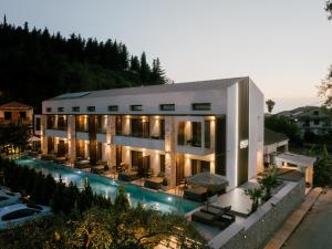 Bazén v ubytování LAN-GO SIVOTA Luxury Living nebo v jeho okolí