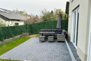Posezení v ubytování Neue Wohnung für 4 Küche Terrasse