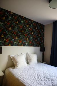 Een bed of bedden in een kamer bij Auberge du château de Joux