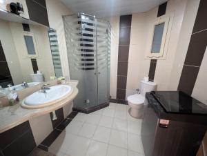 een badkamer met een wastafel, een toilet en een douche bij Apartment in Hurghada direkt am Strand Kite Surfing in Hurghada +37 foto's