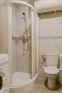 a bathroom with a shower with a toilet and a shower at Estudio en Torre del Mar a 3 minutos andando de la playa in Torre del Mar +17 photos