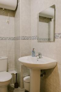 a bathroom with a sink and a toilet and a mirror at Estudio en Torre del Mar a 3 minutos andando de la playa in Torre del Mar