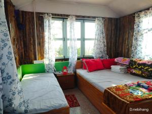 Postel nebo postele na pokoji v ubytování Himali Dara Homestay