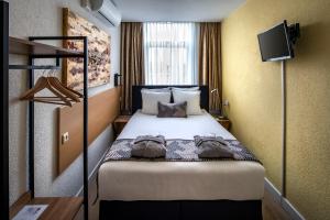 Postel nebo postele na pokoji v ubytování Jupiter Hotel