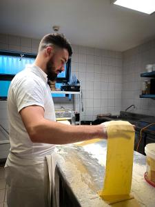 Een keuken of kitchenette bij Auberge du château de Joux